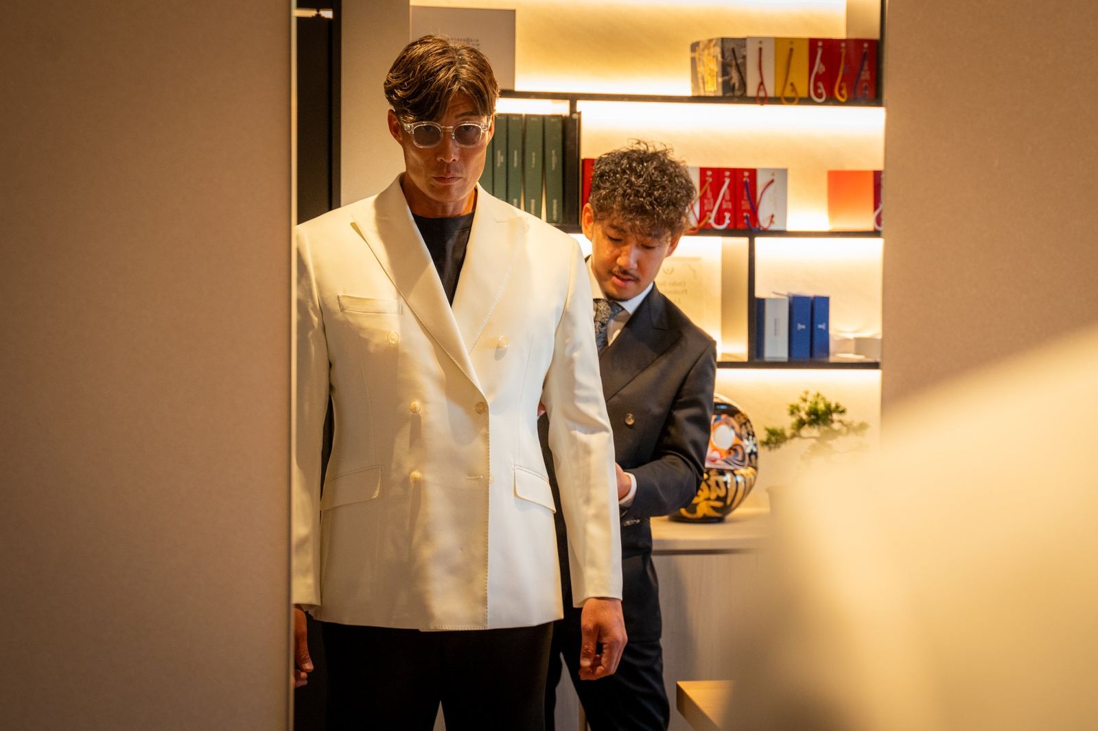 ホワイトのダブルジャケットをフィッティングする糸井嘉男さん